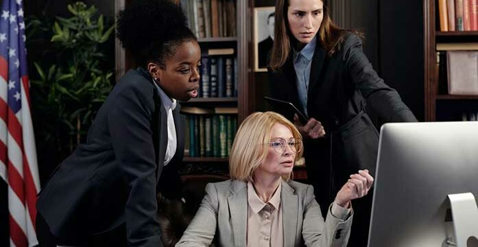 businesswomen office computer work team boss leadership Are you failing as a leader?
